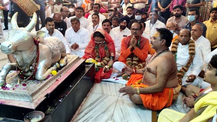 मुख्यमंत्री श्री शिवराज सिंह चौहान ने सपत्नीक महाशिवरात्रि पर्व पर उज्जैन में महाकालेश्वर मंदिर में दर्शन कर पूजा-अर्चना की।